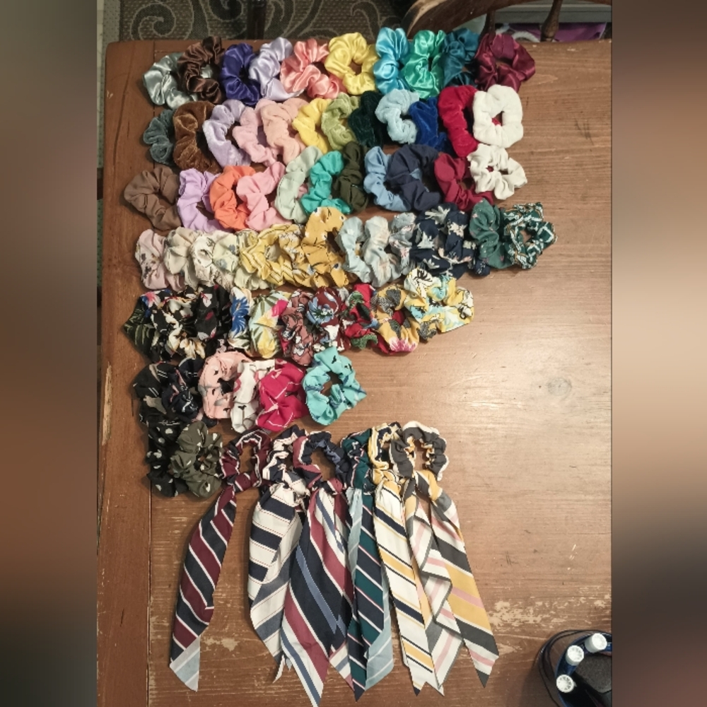 Pretty box of 71 scrunchies